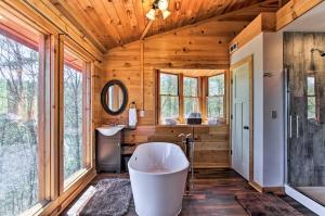 Holiday Home room in Secluded and Private Smoky Mtn-View Cabin with Fire Pit