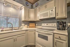 1 Mi to Boat Launch Crystal River Home with Dock