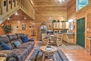 Gatlinburg Cabin with Private Hot Tub and Pool Table