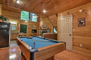 Gatlinburg Cabin with Private Hot Tub and Pool Table