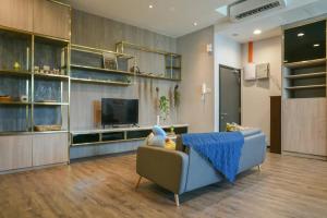 Mid Valley 1km away Verve Suites Old Klang Road