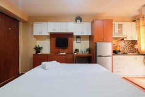 Comfy Studio Room Apartment at Kebagusan City By Travelio