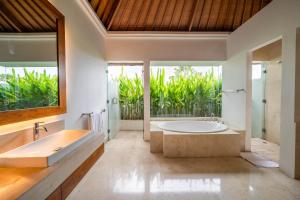 Villa Rubina - Luxury Pool Villa in Batu Belig Next to the Beach!