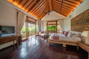 Villa Rubina - Luxury Pool Villa in Batu Belig Next to the Beach!