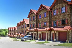 Holiday Home room in Ski-In and Ski-Out Snowshoe Townhome with Deck and Hot Tub