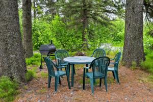 Peaceful, Quiet Seward Apt with Back Yard and Mtn Views