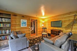 Peaceful, Quiet Seward Apt with Back Yard and Mtn Views