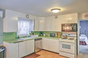 Saratoga Springs Apt - Walk to Town and Race Track!