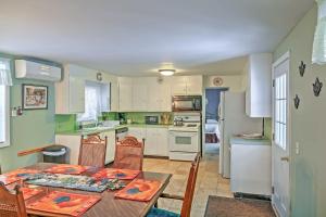 Saratoga Springs Apt - Walk to Town and Race Track!