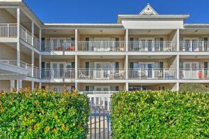 Apartment room in Destin Hideaway with Pool - Steps to Crystal Beach!