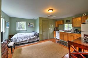 Seward Studio with Deck, Outdoor Dining and Mtn Views!