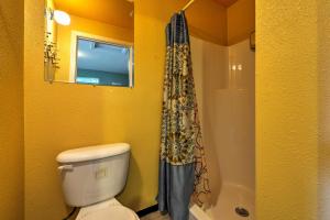 Seward Studio with Deck, Outdoor Dining and Mtn Views!