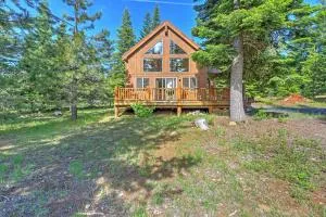 Bright Klamath Falls Cabin with Deck and Mtn Views! - 克拉马斯福尔斯
