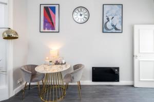 Kensington Modern Apartment