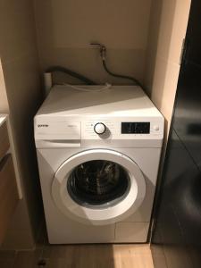 80 Metros , costado Clinica las Condes ,hasta 5 personasn