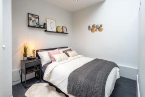 Kensington Modern Apartment