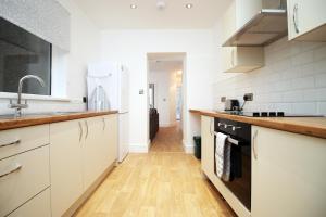 4-Bed Contractor House - Street Parking