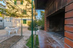 Courtyard seafront house