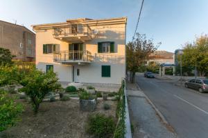 Courtyard seafront house