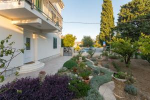 Courtyard seafront house