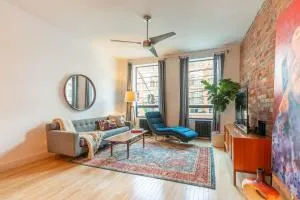 Gorgeous Park House w Parking on Queen West - Toronto