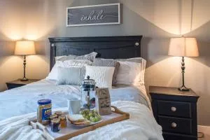 Modern Cozy 2 Bed 2 Bath with Lake and Mountain Views Pool and Hot Tub - Panorama