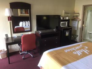 King Room - Disability Access/Non-Smoking room in Days Inn by Wyndham Paintsville