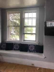 Historic Astor Park walk to Hospitals, shops & more