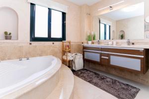 Luxury villa with sea views - heated pool-Jacuzzi