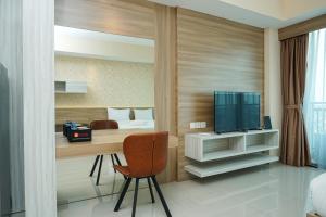 Cozy Studio Apartment at Nine Residence connected to Mall By Travelio