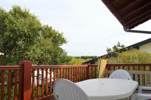 Two-Bedroom Apartment room in Appartement Dans Villa Aire Ona Entre Lac Et Ocean Pour 5 Personnes