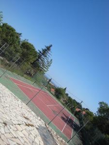 Leucate,cadre arboré,ombragé,sous les cyprès