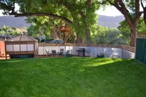 Rustic Retreat Moab Townhome with Grill and Fire Pit - Sunbird Airport