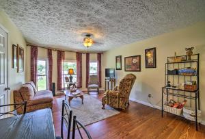 Explore Lake Erie and Strip From Quaint Apartment!