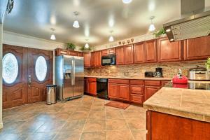 Expansive Getaway about 2 Miles to Mendenhall Glacier!