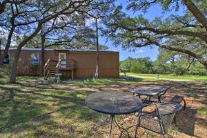 Quiet Utopia Retreat: Deck & Hill Country Views