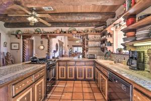 5 Mi to Taos Plaza Eclectic Casa de la Luz Home