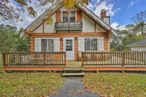 Walk to Green Lake and Beach Cozy Cabin with Deck - Markesan