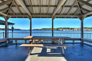 Hot Springs Condo on Lake Hamilton w Balcony!