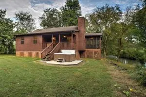 Creekfront Cabin Near Chattanooga with Hot Tub! - Middle Valley