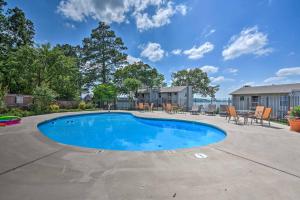 Hot Springs Condo on Lake Hamilton with Balcony!