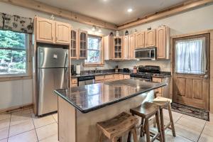 Carnelian Bay Home with Hot Tub Near Tahoe Skiing