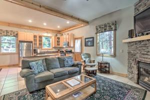 Carnelian Bay Home with Hot Tub Near Tahoe Skiing