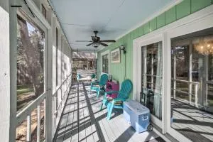 Oak Island Home with Yard Less Than 1 Mi to the Beach! - أوك آيلاند