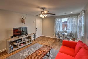 Apartment room in Brownstone Cincinnati Apt - 10 Mi to Downtown