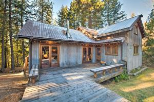 Holiday Home room in Cabin with Hot Tub - 14 Miles to Leavenworth!
