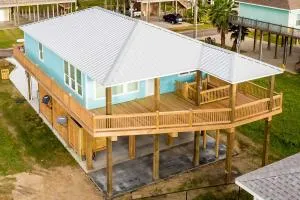 Luxe Home with Deck in Crystal Beach! - Stingaree
