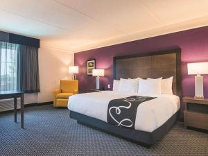 Deluxe King Room room in La Quinta by Wyndham Virginia Beach