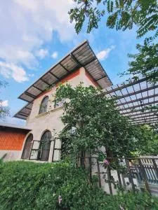 Hip Home at Hod - Li