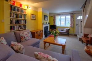 4 Old Homes, Thorpeness - Only a stones throw from the beach - Aldeburgh Coastal Cottages